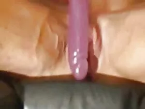 黑发意识到你，女孩，更大的振动器。 布鲁 ...
