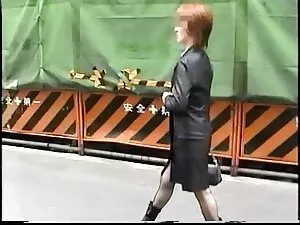 棕色的艾伦瓦伦蒂娜去她的屁股，然后进入阴 ...